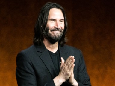 Keanu Reeves félmeztelenül élvezi a hajókázást, és nem is akárhol