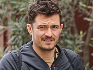Nem hiszünk a szemünknek: Orlando Bloom egy tornazsákban cipeli kutyusát