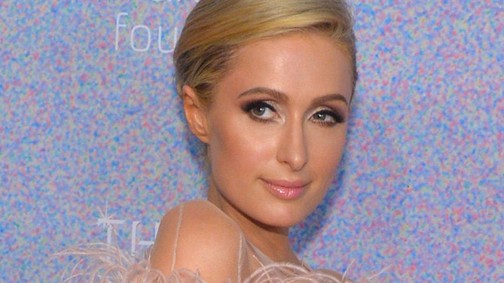 Paris Hilton-nál már csak testvére tud habosabb ruhát választani...