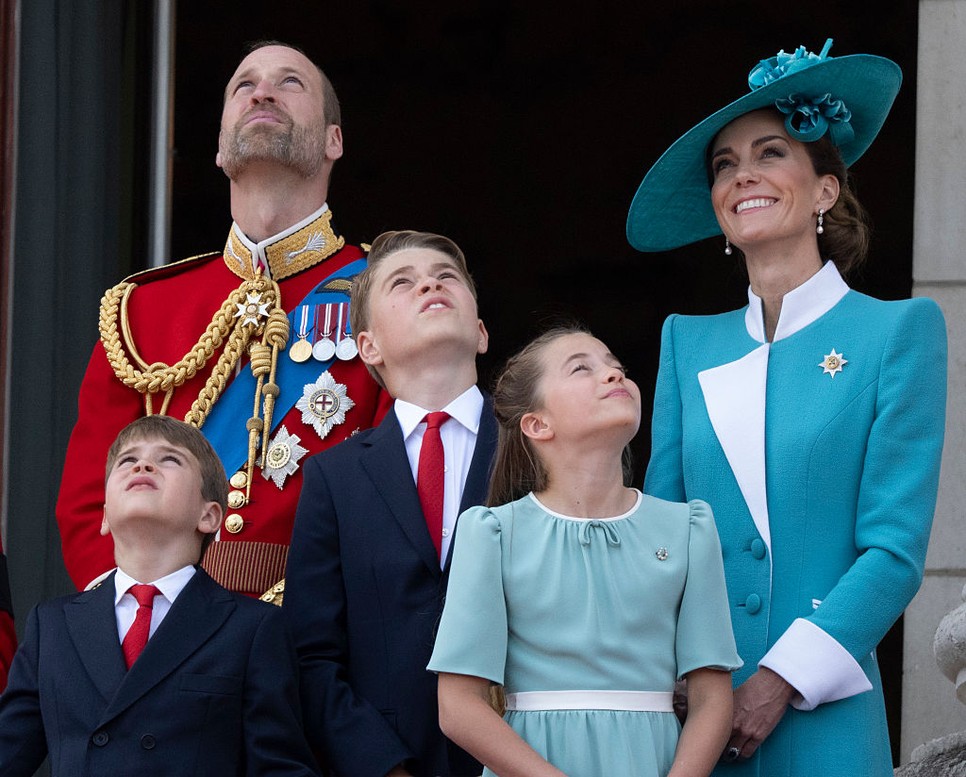 Lajos herceg különösen nagy figyelmet szentelt ma a repülőknek a Trooping the Colour eseményen