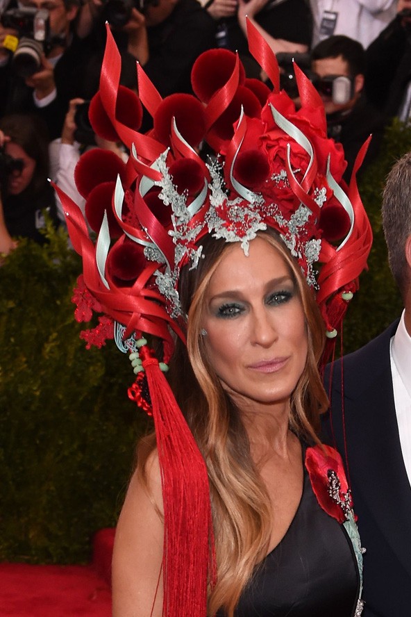 Sarah Jessica Parker nagyon komoly Philip Treacy fejfedőt viselt.