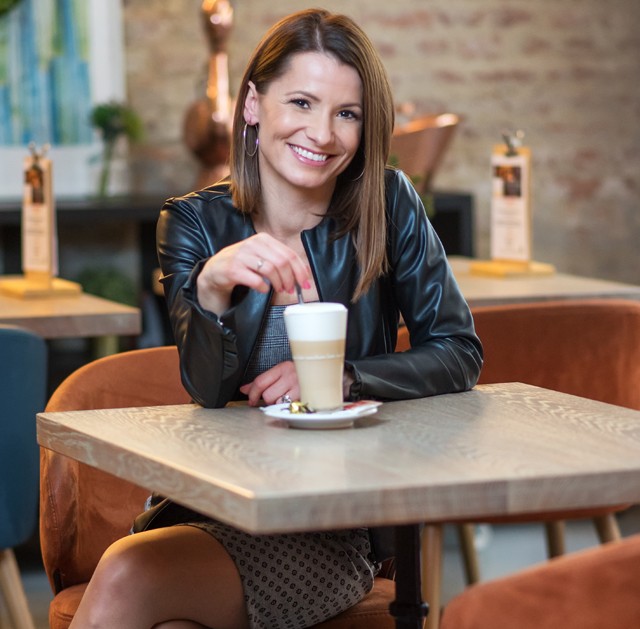 Ezen a héten a mindig mosolygós lakberendező, Vátyi Erika gardróbjába lesünk be