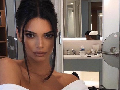 Kendall Jenner aprócska bikiniben mutogatja tökéletes alakját egy luxusjachton