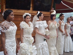 Ezek az álomszép menyasszonyi ruhák vécépapírból készültek!