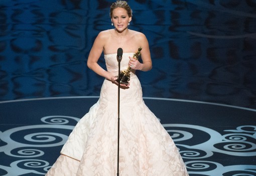 Hálóingben, smink nélkül vette át az Oscar-díjat egy színésznő - Íme a gála legemlékezetesebb ruhái
