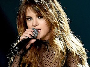 Selena Gomez új tetoválásával tiszteleg a 13 Reasons Why sikersorozata előtt