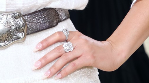 Amerikai manikűr: az egyik legmenőbb körömtrend, amit még idén ősszel próbálj ki