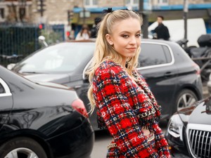 Sydney Sweeney egy laza hétköznapi szettel bedobta az év papucsát