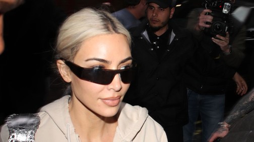 Kim Kardashian csak ebben a szettben hajlandó járni most, már három színben is felvette
