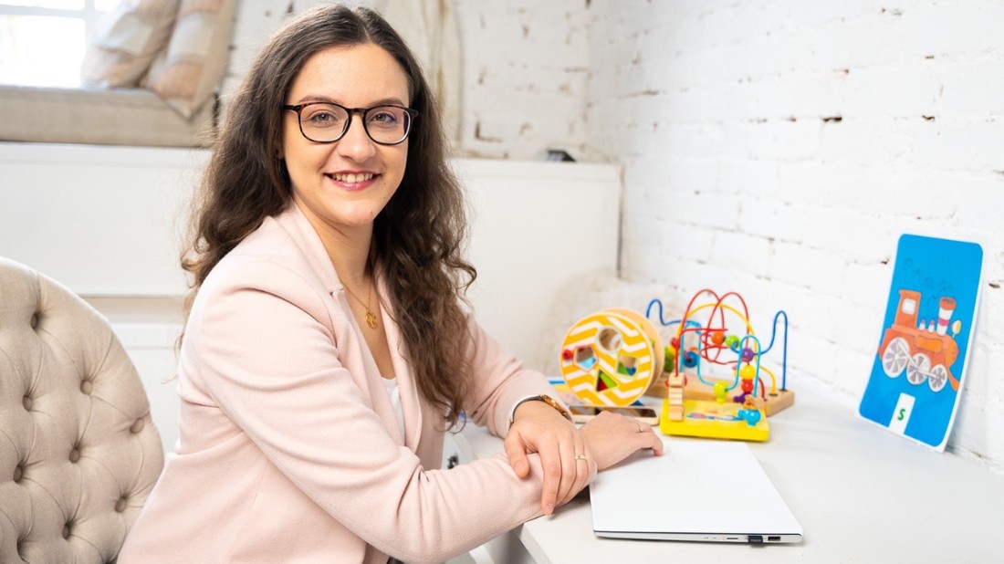 Az online terápiák új lehetőségeket nyitnak meg a beszéd- és nyelvfejlődési zavarok kezelésében, áthidalva a földrajzi korlátokat, miközben Lukács-Tóth Boglárka gyógypedagógus-logopédus a lelki tényezőket is figyelembe véve támogatja a külföldön élő magyar családokat.