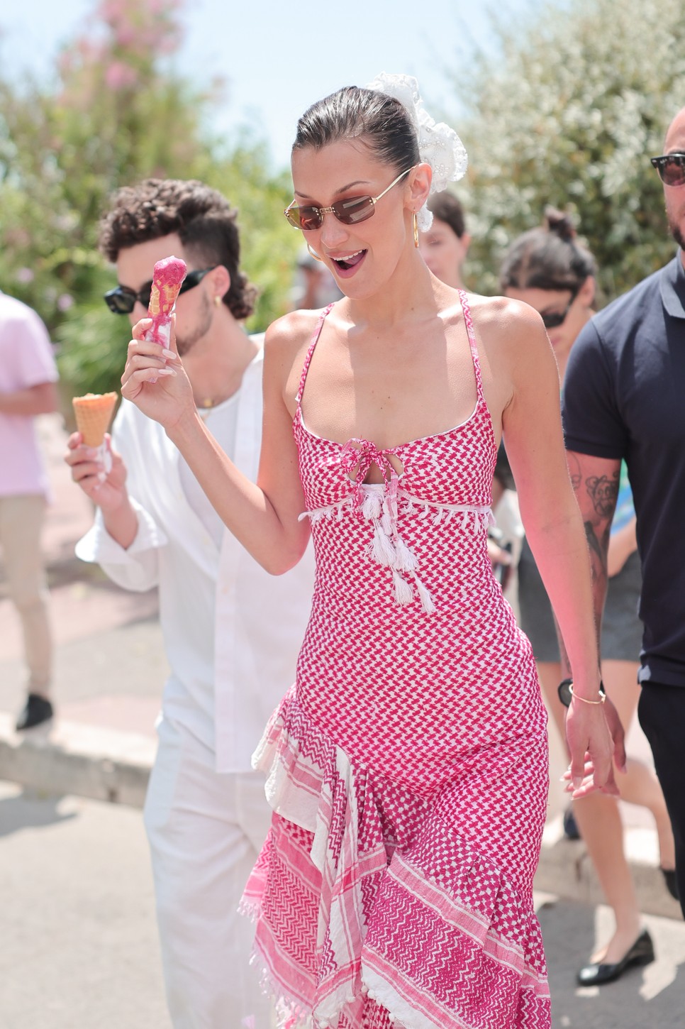 A szupermodell palesztin gyökereire utalt ezzel a keffiyeh arab sál mintás ruhával