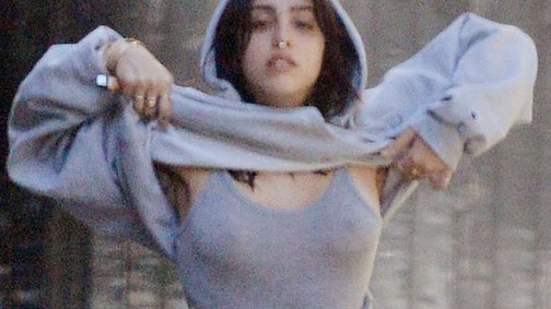 Mellbimbót és hónaljszőrt villant Madonna 19 éves lánya, Lourdes Leon