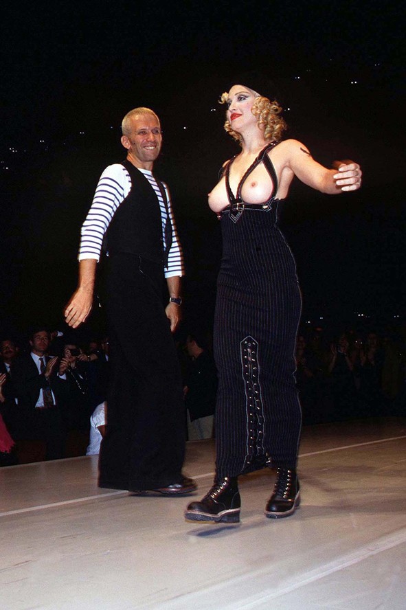 +1 - Nem hagyományos fellépés, de ott a helye a listán. 1992-ben Madonna végig sétált Jean Paul Gaultier-val a tervező kifutóján, egy jótékonysági divatbemutatón. A hatás sokkoló volt, mert a Gaultier-tervezte ruha teljesen fedetlenül hagyta az énekesnő (amúgy tökéletes) kebleit. Évekig beszéltek az esetről.