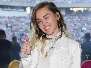Felismerhetetlen és csak kristályok fedik Miley Cyrus meztelen testét