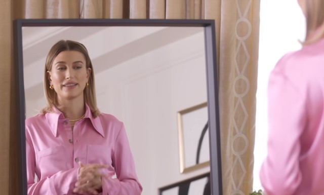 Hailey Bieber egy Nanushka szettben