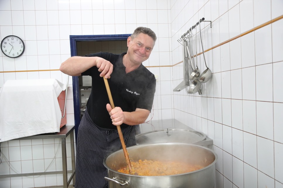 Készül az étel az Üdvhadsereg Szépségnapjára