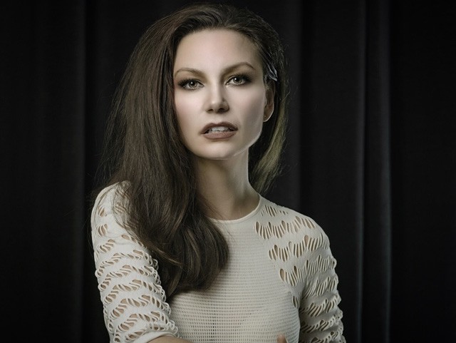 A magyar színésznő, aki indonéz-amerikai szörfös filmben kapott szerepet