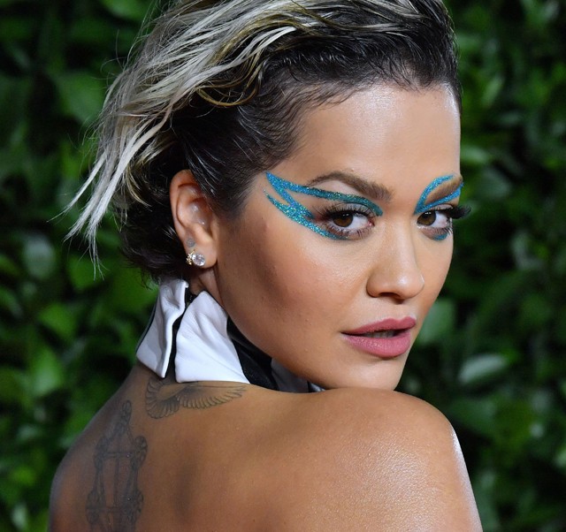 Rita Ora galaktikus zebrának öltözött