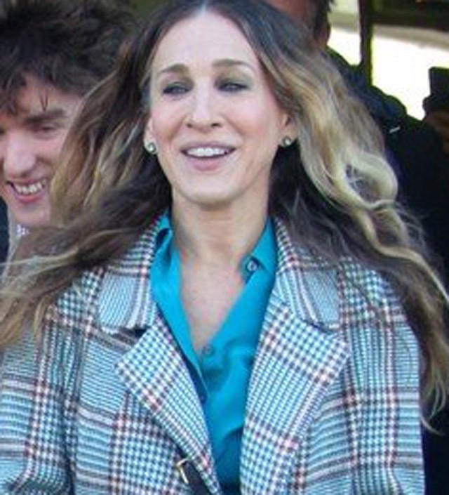 Sarah Jessica Parker újabb Carrie Bradshaw pillanata: álom, ahogy a színeket kombinálja
