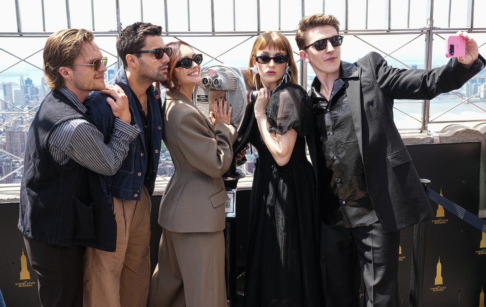 A Sárkányok háza szereplőgárdájának egy része ünnepli a második évadot az Empire State -Building tetején