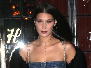 Bella Hadid farmerruhája szupermenő