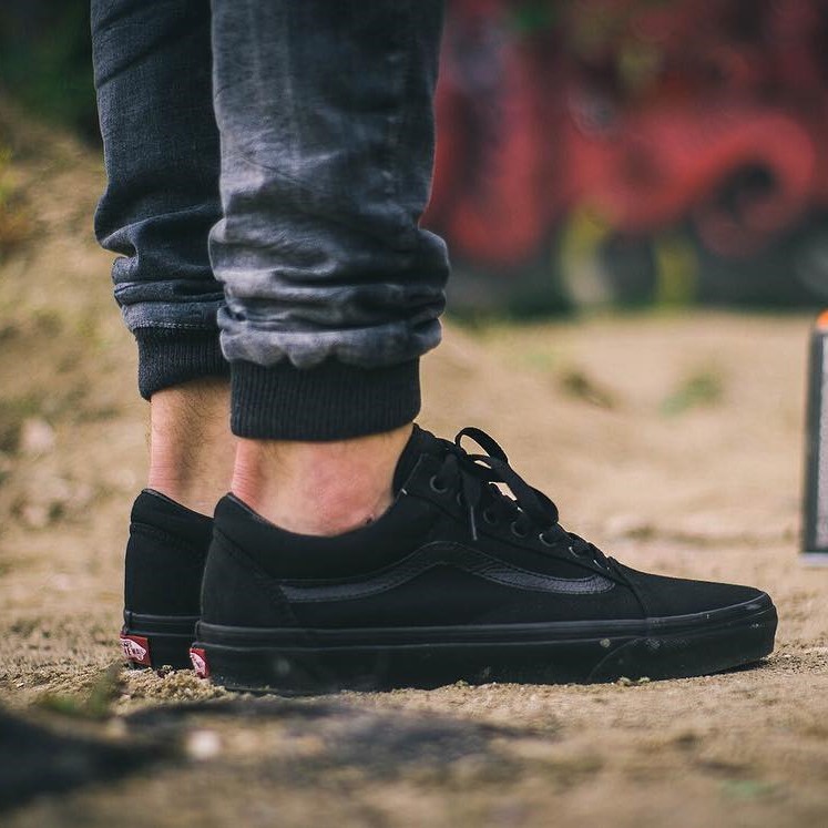 A klasszikus deszkás cipő, amelyen elsőként jelent meg az ikonikus oldalsó csík, a VANS cipők védjegye. Tavaszi-nyári-kora őszi viseletre tökéletes. VANS Old Skool, 19 990 Forint, GLAMOUR-napokon 15 992 Forint