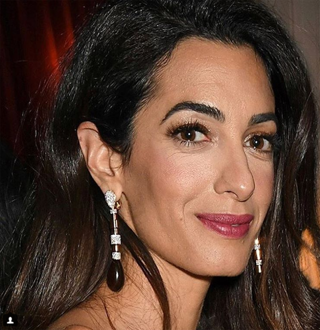 Amal Clooney felvette álmaink ruháját, ismét a lábai előtt heverünk