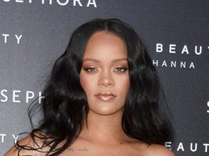 Rihanna újra csúcsformában van, bőr miniben mutogatja a lábait