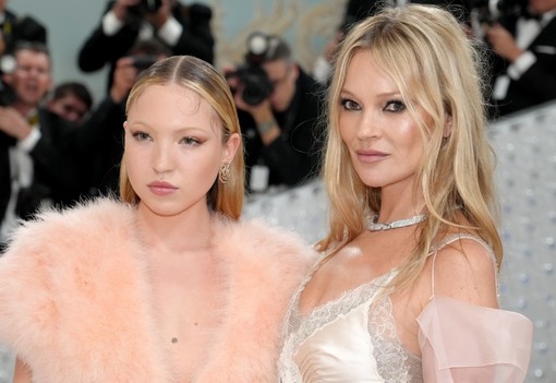 Itt meg mi történik? Pucérruhába bújt anya-lánya páros a divathéten, még az Emily Párizsban színésznője is bevállalta a meztelenkedést