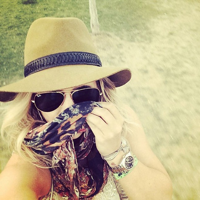 Hilary Duff nem tudjuk, ki elöl rejtegeti magát.