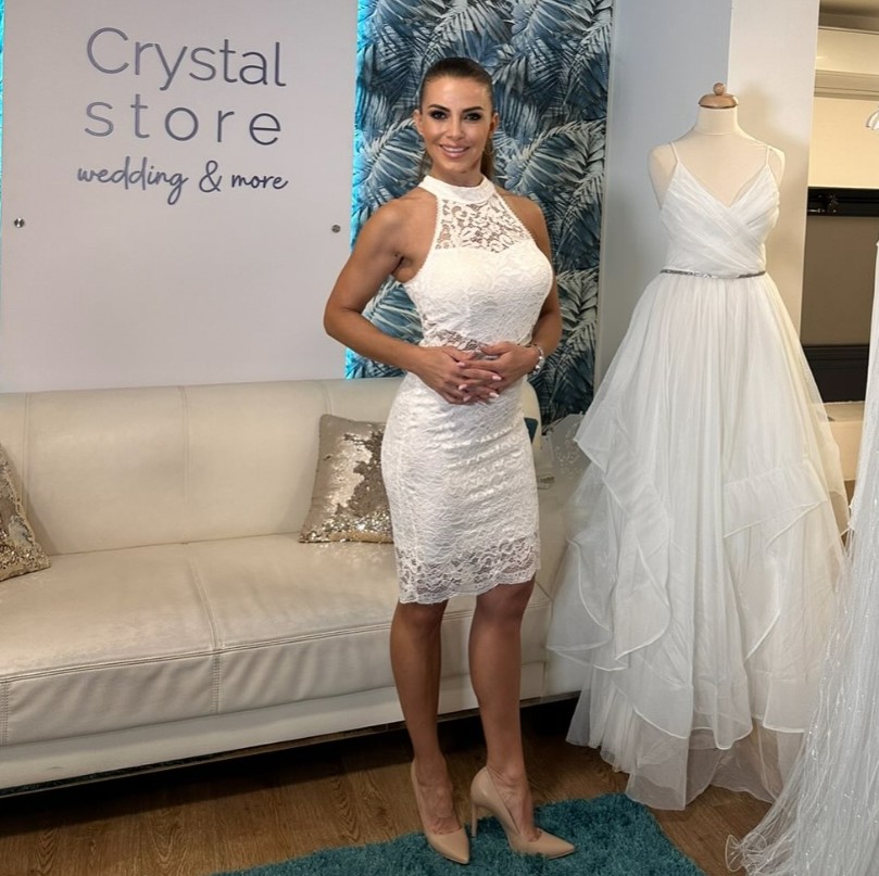 Ez a testhez simuló, hófehér, csipkés meztelenruha tökéletesen kiemeli az alakját. 