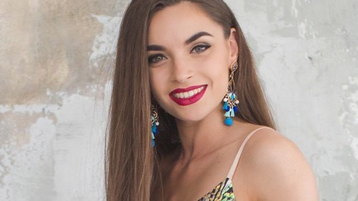 Miss Balaton ebben a szuper Sugarbird ruhában nézi ma a tűzijátékot