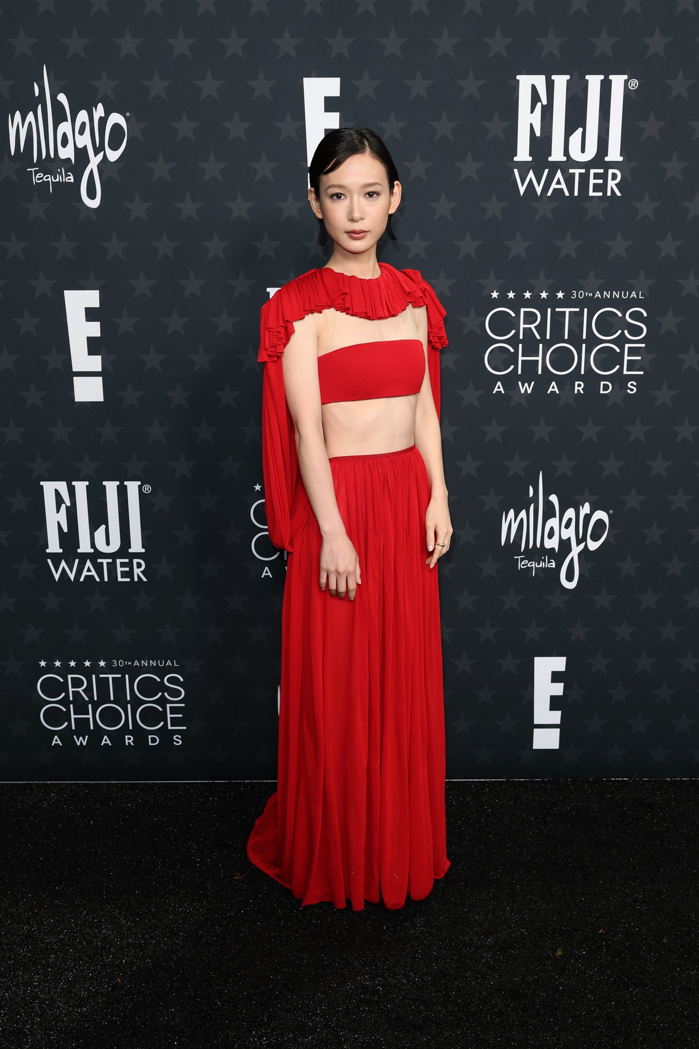 Moeka Hoshi volt az est egyik legnagyobb győztese, hiszen ő kapta a legjobb női mellékszereplőnek járó díjat a Shogunért. Tűzpiros Louis Vuitton ruhája igazi győzelmi megjelenést kölcsönzött a 29 éves színésznőnek.