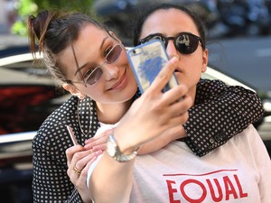 Bocs, de Bella Hadid farmerje egyszerűen bűnronda
