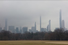 Central Park déli része a parkból nézve, 2020 február. A képen a magas épületek (balról jobbra: 432 Park Avenue, 53 West 53 Above MoMA, 111 West 57th Street, One 57, Central Park Tower, 220 Central Park South) mind privát rezidenciák. 