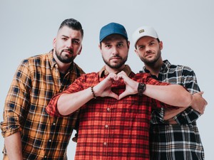 Klippremier: A Follow The Flow kedvéért Jakabos Zsuzsa olimpikon sellővé változva csobbant bele a Balatonba