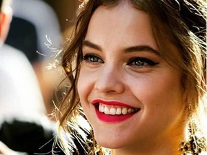 Álomszép: Palvin Barbi virágkoszorúval a fején vonult a Dolce & Gabbana bemutatóján