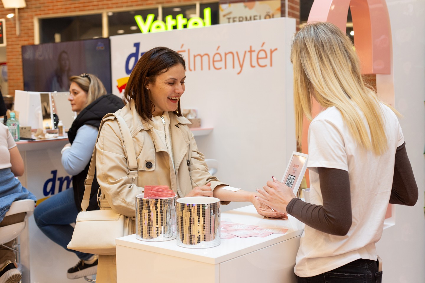Ne hagyd ki a lakóhelyedhez közeli állomást a dm X GLAMOUR Beautytour-on! Igazi élmény, énidő, vidd a barátnődet, Édesanyádat, lányodat is!