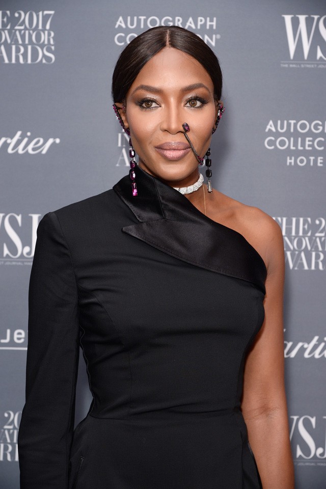 Naomi Campbell nem tudott választani a szoknya és a nadrág között, ezért felvette mindkettőt