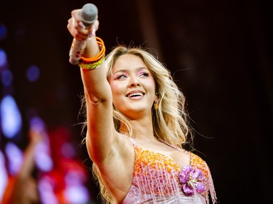 Zara Larssont annyira elvarázsolták a magyar rajongók a Sziget Fesztiválon, hogy két embert is felhívott a színpadra