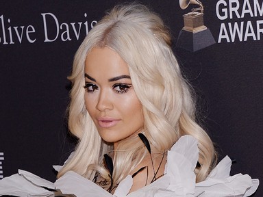 Rita Ora üzembiztosan megtalálja a leghülyébb ruhákat a héten