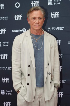 9. Daniel Craig. Becsült nettó vagyon: 160 millió dollár, összes bevétel 2025-ben: 27 millió dollár. Az 58 éves színész továbbra is az egyik legismertebb sztár, köszönhetően James Bond-szerepének. A filmsorozatból való távozása után is hatalmas gázsikat kap.
