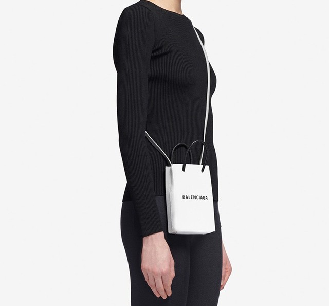 Telefontartó tasi 300 ezerért? A Balenciaga mindenkit hülyére vesz
