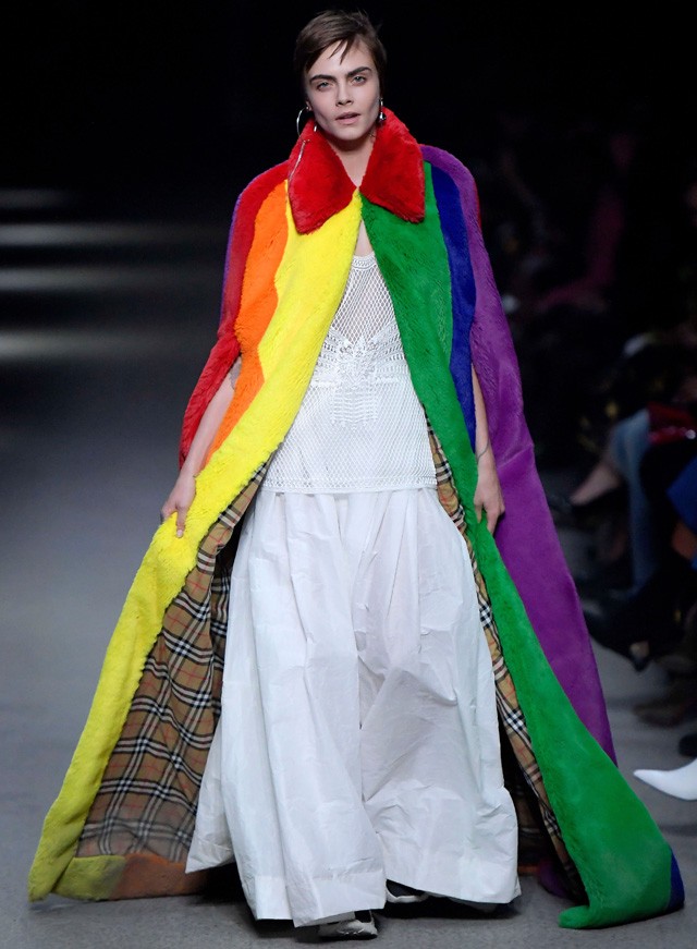 Cara Delevingne az utolsó modell a Burberry bemutatóján