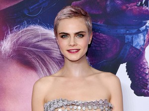 Cara Delevingne agyonpiercingezett, ősz punk lett