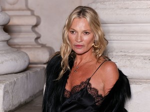 Az 52 éves Kate Moss bevállalta a meztelenruhát, és nem is viselhetné ennél stílusosabban