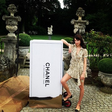 Különleges küldemény kézbesítés: mint Chanel nagykövet, talán nem akkora meglepetés, hogy Caroline Siebert egy Karl Lagerfeld által tervezett ruhában ment férjhez.