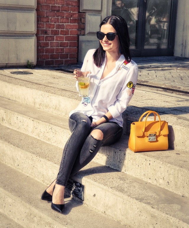 Lola csinosan öltözik a megbeszélésekre