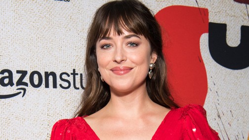 Dakota Johnson mindent elrontott a vörös szőnyegen, de így is megható volt a bevonulása