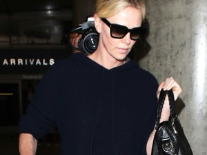 Charlize Theron egyszerű fekete szettje tökéletes